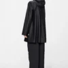 rains-a-line-jacket-black (2) Rains A-Line Jacket σε μαύρο χρώμα φορεμένο από μοντέλο