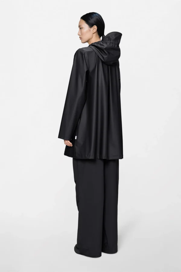rains-a-line-jacket-black (2) Rains A-Line Jacket σε μαύρο χρώμα φορεμένο από μοντέλο
