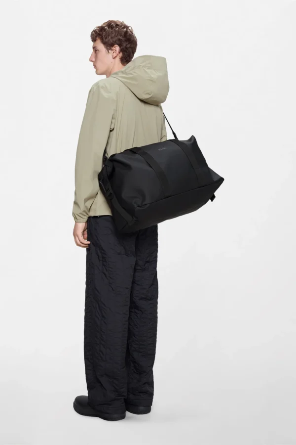 rains-hilo-weekend-bak-black (2) Rains Hilo Weekend Bag Black worn by model