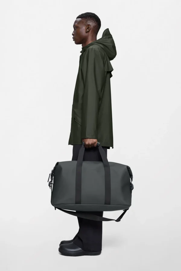 rains-hilo-weekend-bak-dark-gray (2) Rains Hilo Weekend Bag Dark Grey worn by model