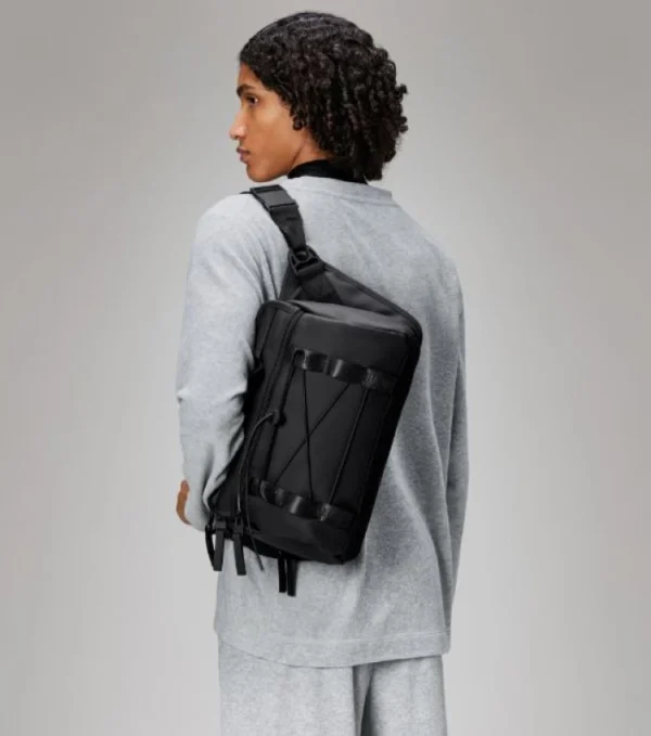 rains-texel-mountaineer-messenger-bag-black (1) Rains Texel Mounaineer Messenger Bag black worn by model