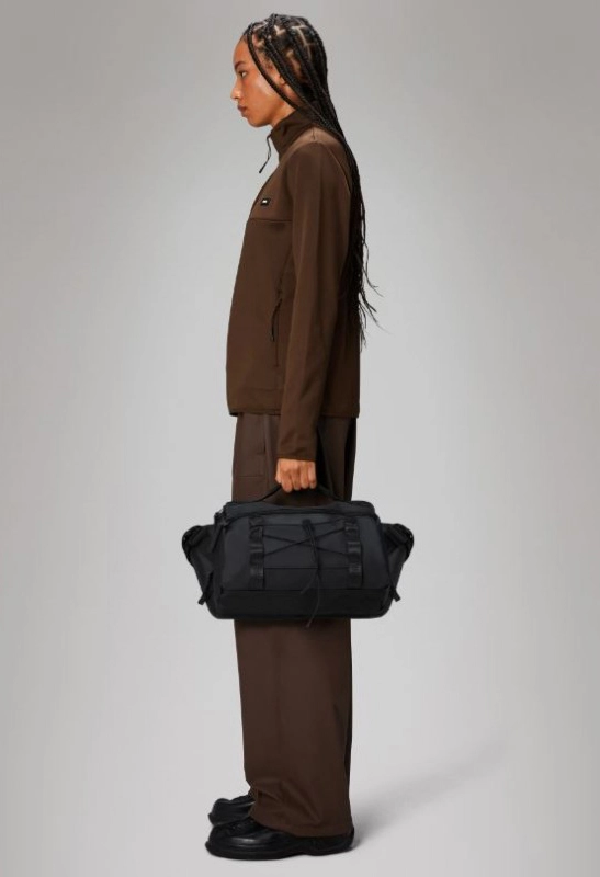 rains-texel-mountaineer-messenger-bag-black (2) Rains Texel Mounaineer Messenger Bag black worn by model